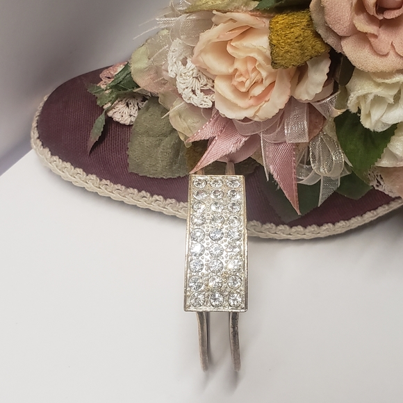 Elegant Crystal Vintage Style Hinge Bracelet - Picture 2 of 8